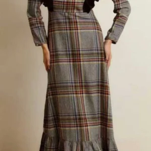 Vestido gris de cuadro escocés con volante