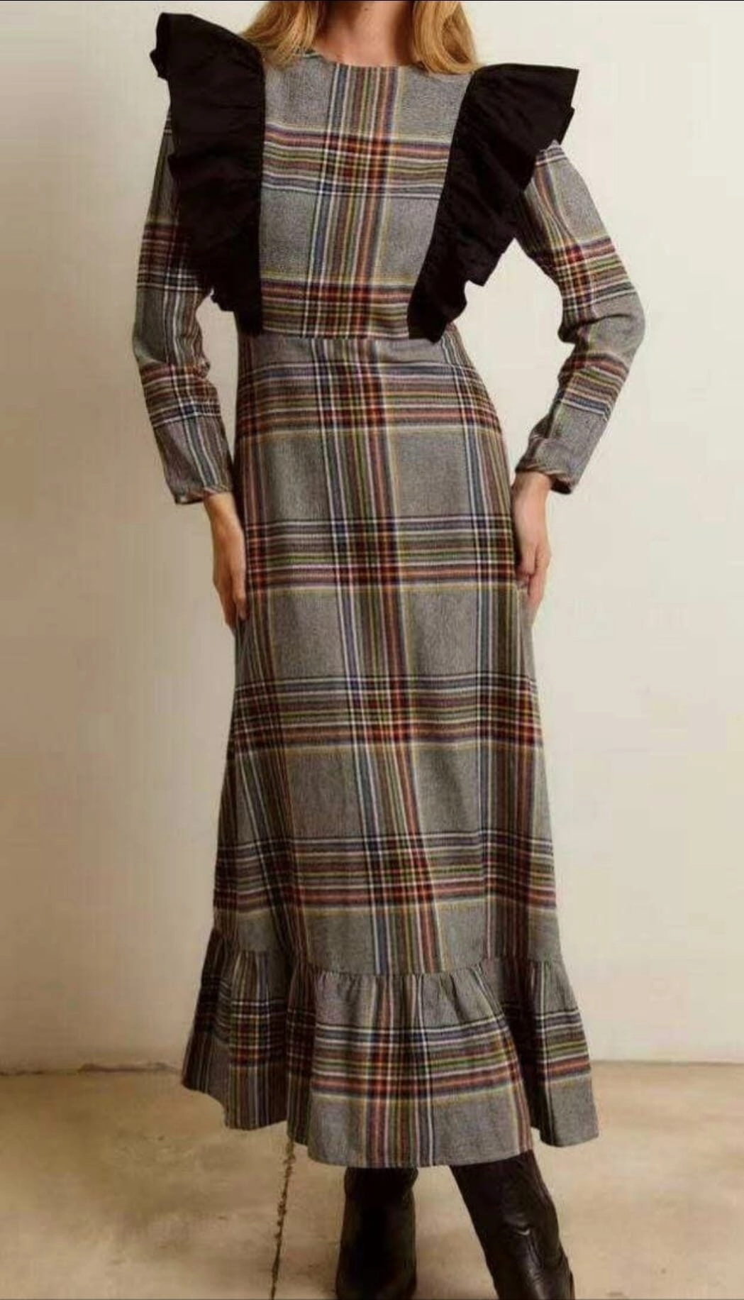 Vestido gris de cuadro escocés con volante